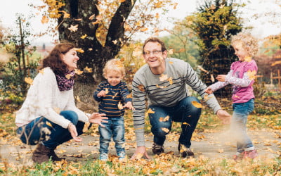 Familienfotos im Herbst auf dem Spielplatz